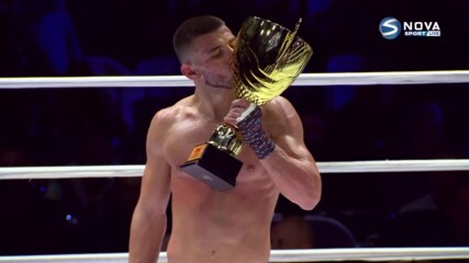 Мартин Копривленски с награда след победата в Мax Fight 57