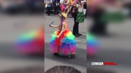 Потресаващо! 8- годишно момче танцува на гей парад!