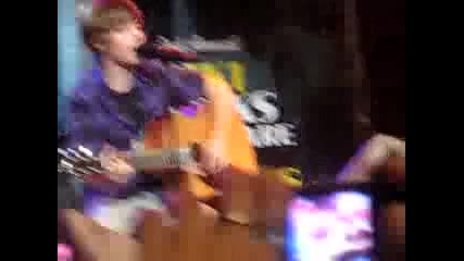 Justin Bieber - Favorite Girl [live]