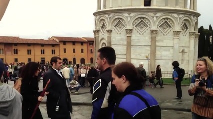 Шега с туристи пред наклонената кула в Пиза