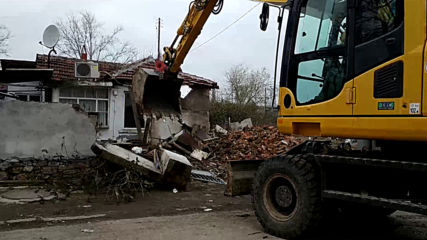 Събарят 9 незаконни къщи в пловдивската Арман махала