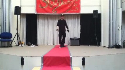 това момче е страхотен танцьор
