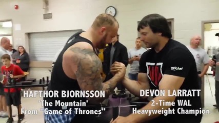 Devon Larratt (шампион по канадска борба) срещу The Mountain ( Game of Thrones)