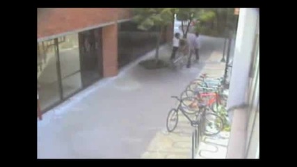 Мацка си спасява колелото;)