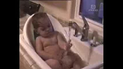Бебе обича да се къпе 