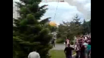 Абитуриент каца с парашут на бала си в Пловдив !