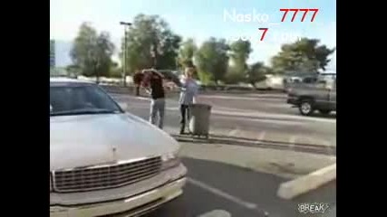 Пич изхвърля приятлеката си в контейнер за боклук 