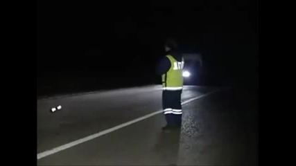 Полицай размахва непохватно палка на магистралата