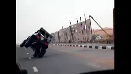 Ненормален арабин кара на две гуми 