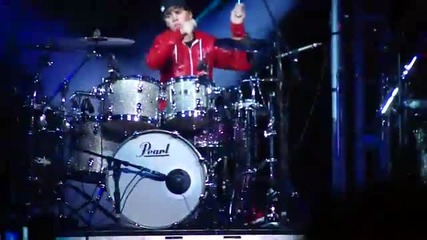 Justin Bieber свири на барабани!
