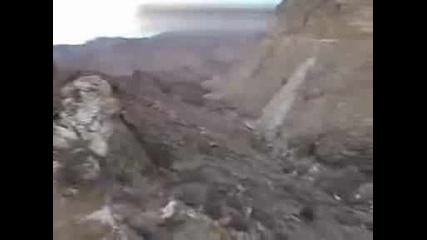 Колоездач пада от скала
