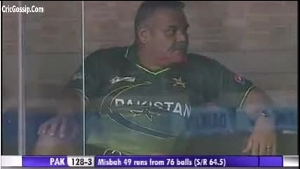 Funny Umar Gul Making Fun With Pakistani Coach Dav Whatmore (1)