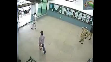 Пакистанец се бори с автоматична врата