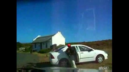 Маймуни обарват жена 
