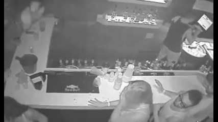 мъж чупи носа на жена заради място на бара