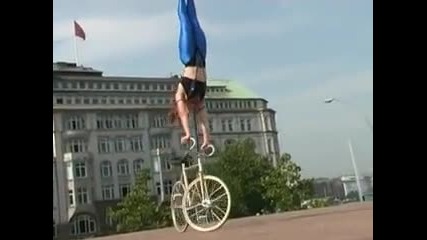Невероятни акробатически изпълнения върху колело !