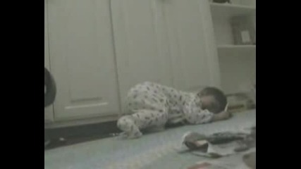 Bebe Se Puka Ot Smqh Na Hartiqta / Rofl !