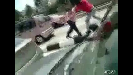 Идиоти се бият пред колите , смях! 