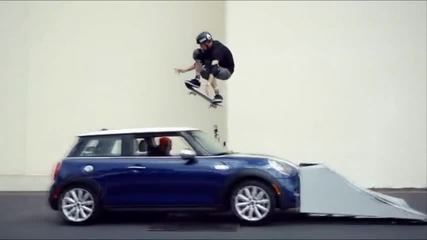 Скейтбордист скача над движест се Мини Купър