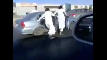 Луди араби се возят извън автомобил (смях) 