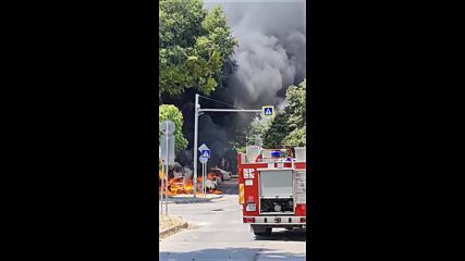 Електрически автомобил изгоря като факла във Варна