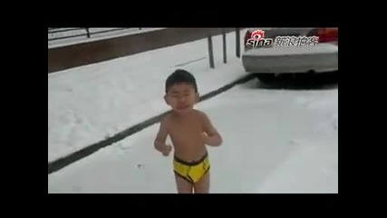 Родители каляват детето си! Китайче тича голо в снега.