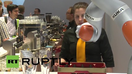 Германия: Запознайте се с робота, който мие чаши, отваря бутилки и налива бира като професионалист