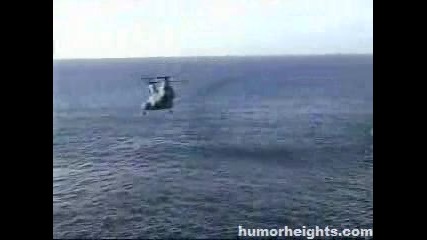 Вертолет се разбива и пада в морето. 