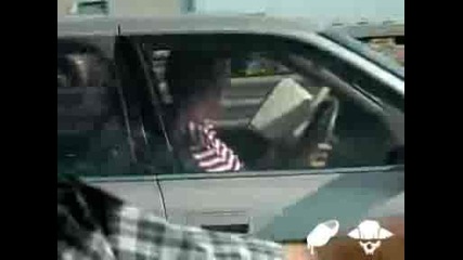 Мъж кара кола и едновременно чете книга 