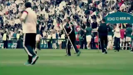 Кристиано Роналдо подарява тениската си на момче след като без да иска го уцелва с топката