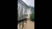 Мост в Китай се превърна във водопад