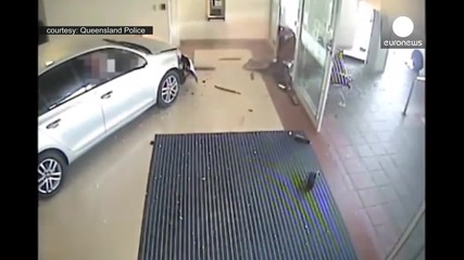 87-годишен мина с кола през коридорите на търговски център, Австралия