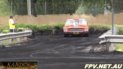 V8-цилиндров Звяр прави лек burnout