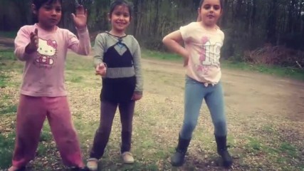 Danse de trois petites filles gitanes