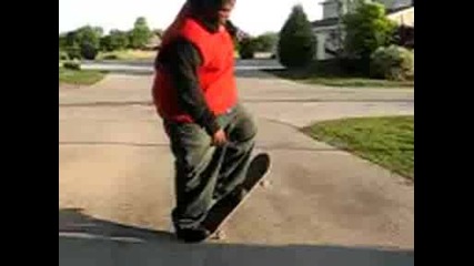 Дебелак се пребива със скеитборд