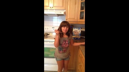A little girl doing cinnamon challenge - www.uget.in