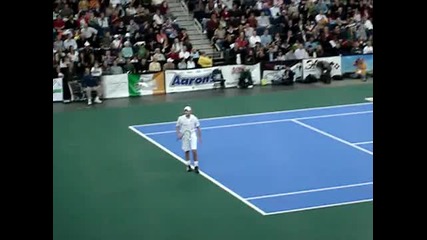 Roddick imitates Serena Williams!!! 