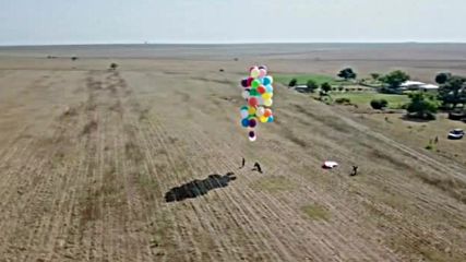 Мъж се издигна във въздуха със стол и 100 балона