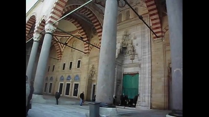 Вътрешния двор на огромната джамия в Одрин