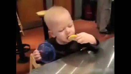 Бебешоци ядат лимони за пръв път