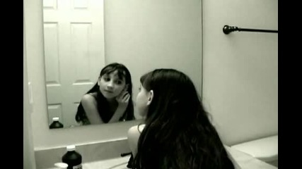 Зловещо!!! Момиче се оглежда в огледалото