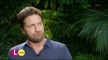 Джерард Бътлър нокаутира репортер в ефир