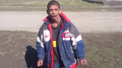 Момче от ромска махала имитира Снуп Дог