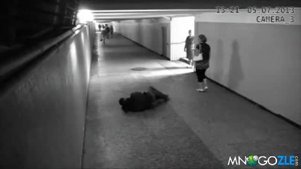 Момиче се справя с крадец