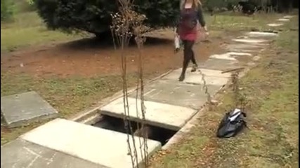 Момиче неуспешно прескача дупка