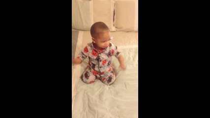 Бебе се събужда с музика