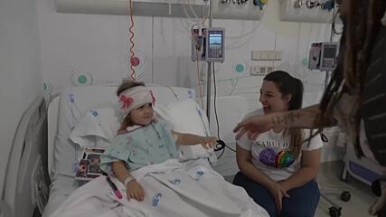 Джони Деп изненада деца в болница в Мадрид, преоблечен като капитан Джак Спароу (ВИДЕО)