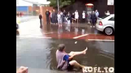 Тая Не Е Добре Къпе Се В Локва 