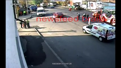 Пътен полицай ударен от бик на улицата