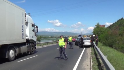 Верижна катастрофа между четири коли и камион в Благоевград